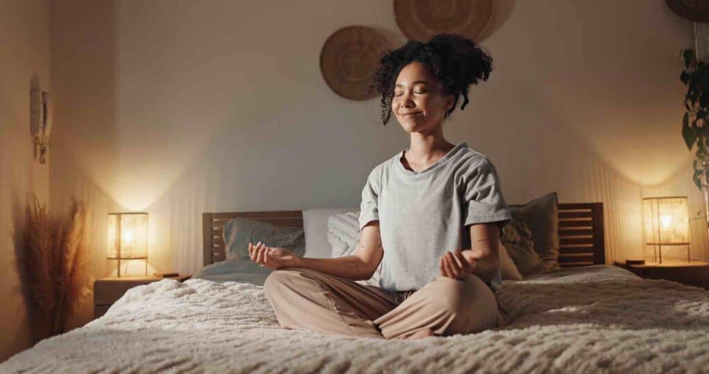 bewegung bei detoxkur frau macht medidation im bett fuer besseren schlaf