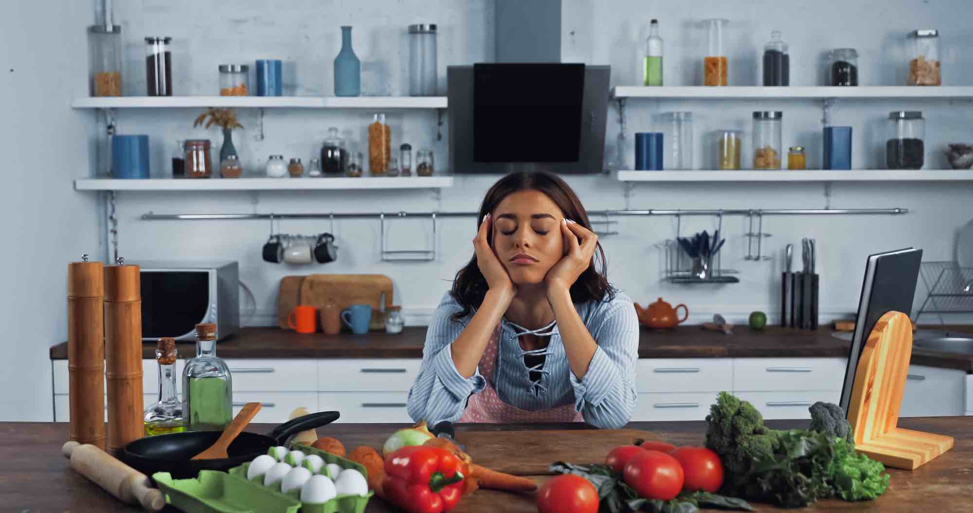 ernährungsfehler junge frau ist müde vom essen
