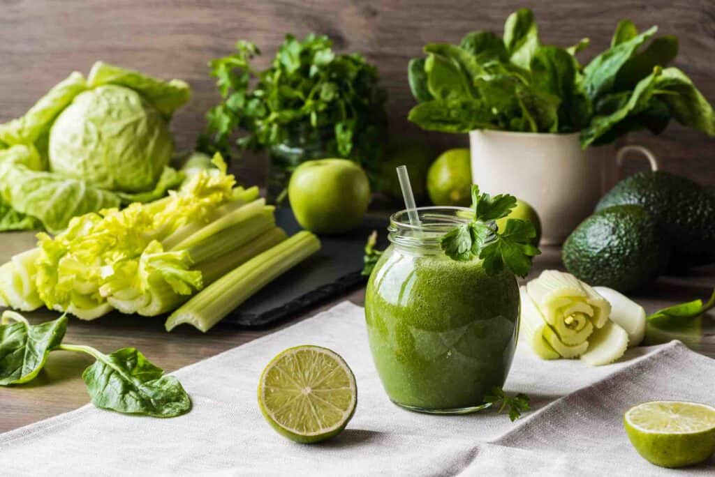 gesundes detoxkur fruehstueck mit gruenem smoothie fuer besseren schlaf
