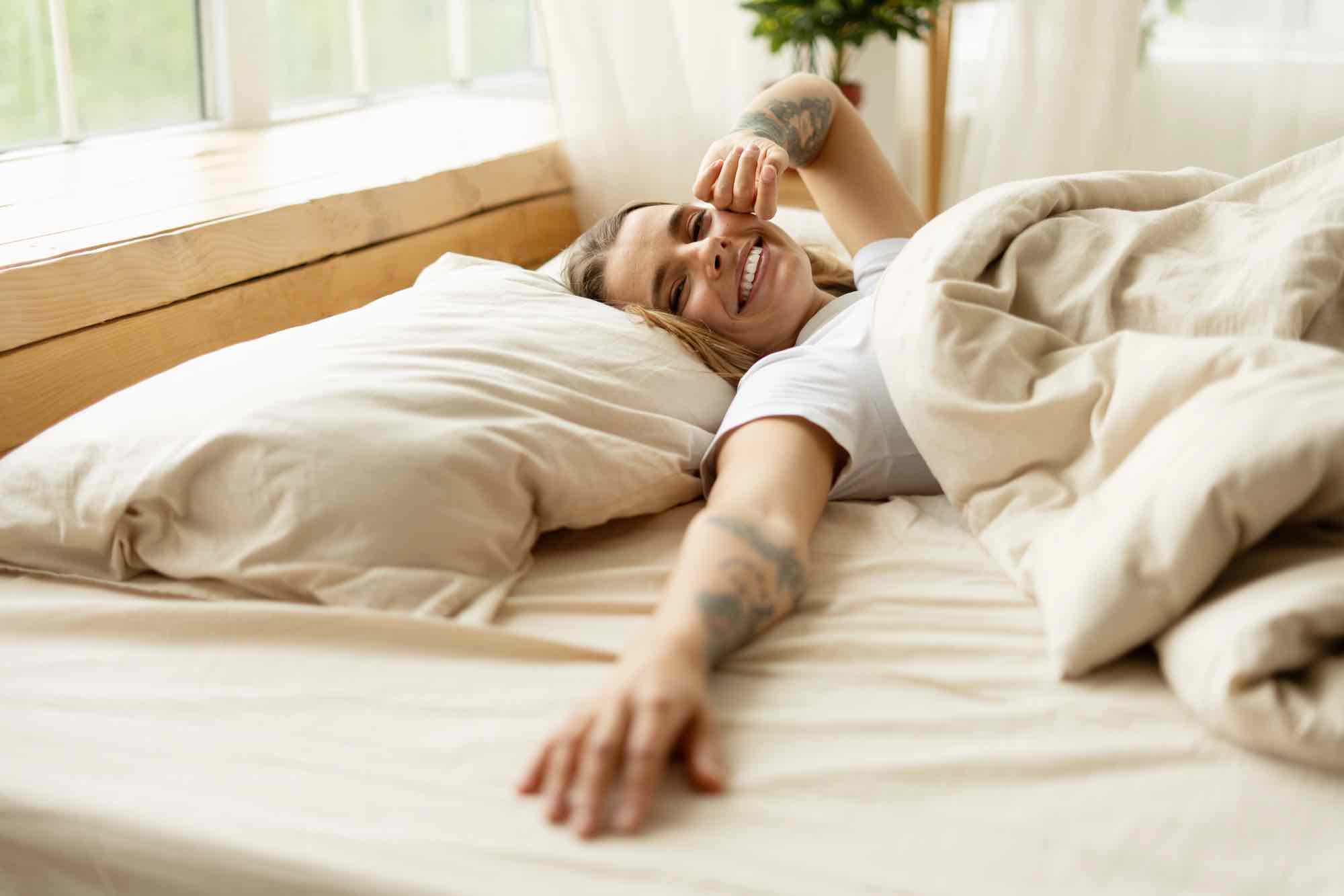 glueckliche frau kann besser schlafen durch detoxkur titelbild