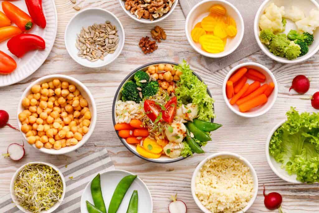 sommer bowls gesund kombinieren verschiedenes gemuese in schuesseln