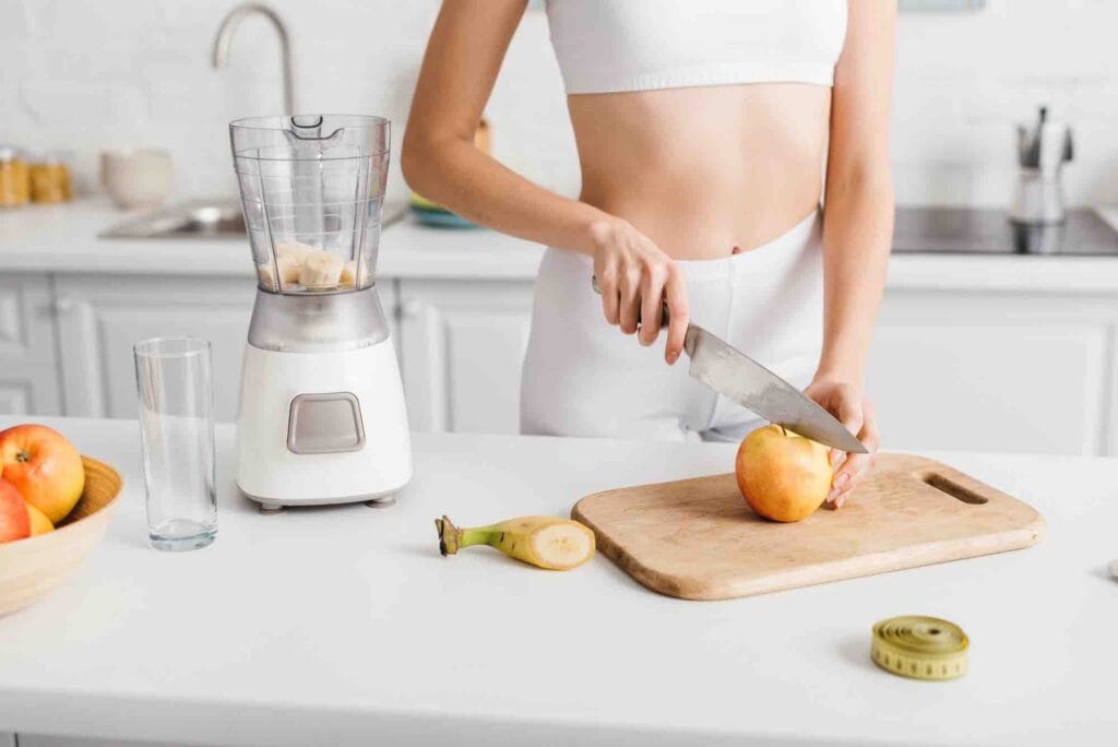 frau bereitet smoothie zum abnehmen beim intervallfasten zu